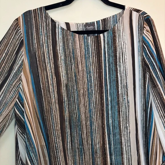NWOT Chico’s Travelers Collection Women’s Striped Asymmetrical Blouse Size 2P - Picture 4 of 10